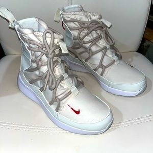 Nike Women's Tanjun HIGH Rise
Size 8
New never worn